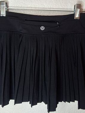 Lululemon black pleated athletic skort Sz 2